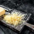 De ce e bine să speli brânza rasă? Specialiștii au dezvăluit adevărul