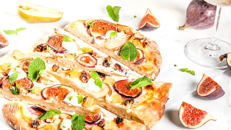 Focaccia care îți va da peste cap papilele gustative! Combinația dulce-sărată la care nu te-ai fi gândit vreodată