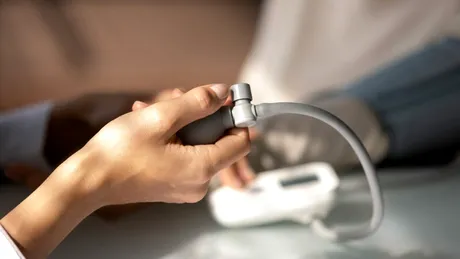 Alimente care reduc tensiunea, fără să renunți la sare. Ce să mănânci fără să renunți să dai gust mâncării