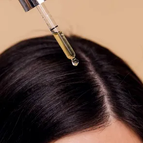 Hair oiling: ritualul de îngrijire care a devenit viral