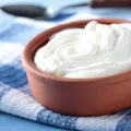 Cum faci acasă iaurt grecesc din doar două ingrediente. Rețeta simplă care te poate face să renunți la cel din magazin