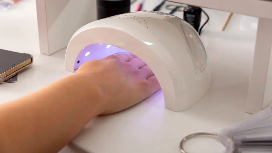 Manichiura semi-permanentă, la răscruce. UE interzice complet un ingredient din lacurile și gelurile UV, din 1 septembrie 2025