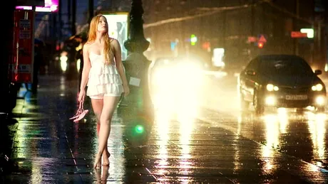 Ce se întâmplă, de fapt, dacă mergi prin ploaie fără umbrelă. Care sunt efectele nebănuite, potrivit experților în medicină