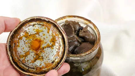De ce se umflă capacele borcanelor? Când este normal și când poate fi un semn că alimentul nu mai este sigur