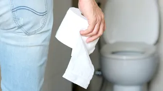 Ce poate spune culoarea scaunului despre sănătatea ta. Semnele care pot indica probleme la ficat sau bilă