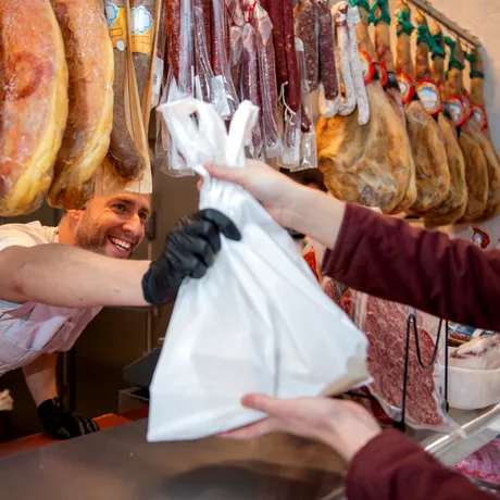 Cât costă porcul de Crăciun în 2025. De unde e mai avantajos să cumperi: din supermarketuri sau de la producătorii locali?