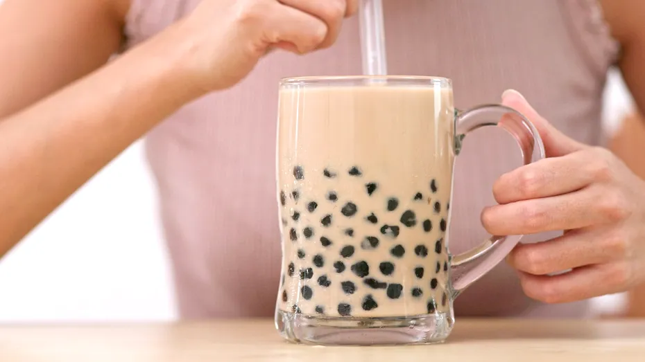 Cum să faci Bubble Tea sau ceai cu perle de tapioca și bobițe „explozive” cu suc de fructe