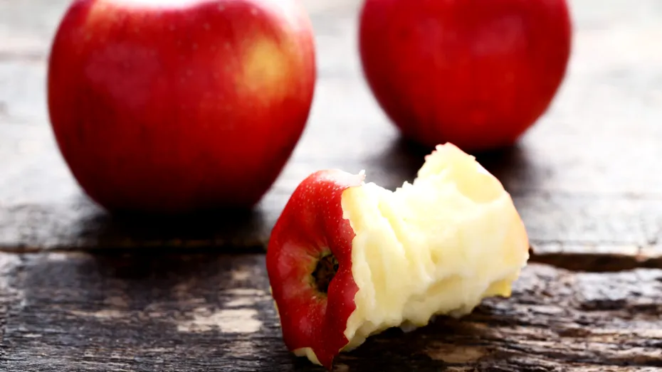 De ce să îngropi bucăți de măr în sol – cotorul e secretul