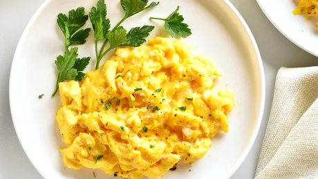 Cum să prăjești ouă fără tigaie și fără ulei. Ai nevoie doar de o cană!