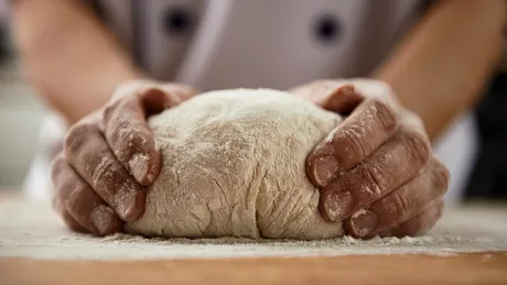 Cum să prepari un blat de pizza perfect. Ingredientul minune - VIDEO by CSID