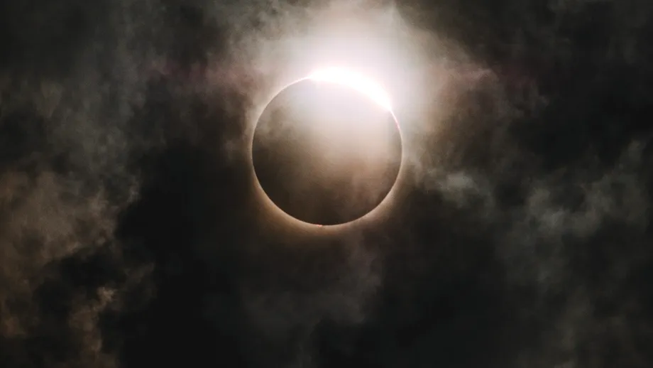 Eclipsa de Soare din 12 august a trecut, dar efectele ei abia încep. Ce se schimbă pentru fiecare zodie în parte?