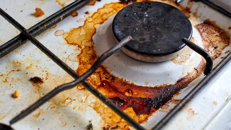 3 metode eficiente de curățare a unui aragaz cu pete dificile