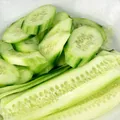 Castravetele pe ochi: poate reduce pungile și aspectul obosit al feței?