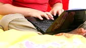 A stat cu laptopul pe abdomen până la 8 ore pe zi. Ce este „sindromul pielii prăjite” și cum poate apărea