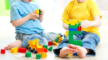 Jocuri pentru copii cu autism: importanţa jocului pe grupe de vârstă
