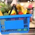 Plafonarea adaosului comercial la alimentele de bază, prelungită până la finalul anului. Ce produse rămân pe lista cu prețuri limitate