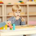 De ce copiii copiază comportamentul colegilor cu care nu se înțeleg. Ce spun psihologii