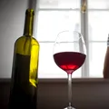 Un pahar de vin pe zi, sănătate curată? „Alcoolul creează dependență. Punct. Am întâlnit cazuri în care femei consumau o sticlă de alcool pe zi. E ireal”