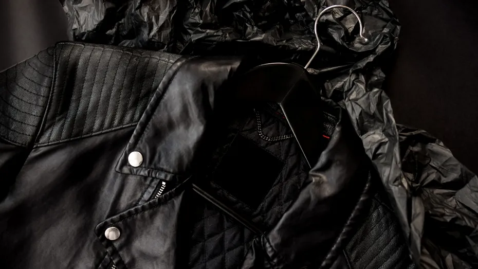 Cum cureți o geacă de piele acasă. Nu e nevoie să o mai duci la curățătorie