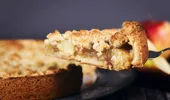 Plăcintă cu mere și scorțișoară, cu foi crocante și umplutură delicioasă. Un desert pentru zilele reci de toamnă
