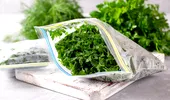 Cum se congelează verdețurile pentru iarnă? Trucuri simple care le mențin aroma și culoarea luni întregi