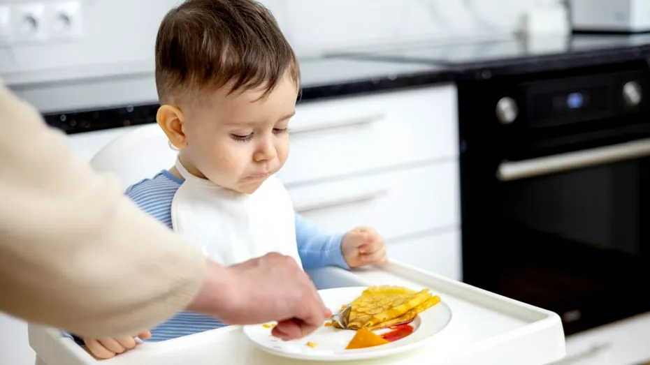Diversificarea bebelușului: cele mai frecvente greșeli ale părinților care urmează sfaturi de pe internet
