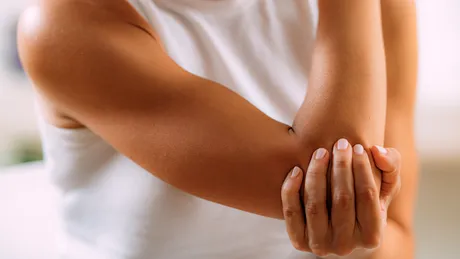 Durerea de cot – atunci când bancurile devin patologie ortopedică