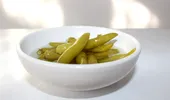 Ardei iuți în oțet, fără fierbere. Secretul ca să rămână crocanți și aromați