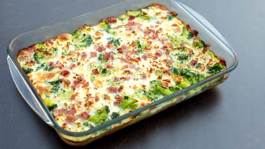 Caserolă cu șuncă din piept de pui, broccoli și orez cremos