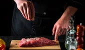 Condimentul grecesc care face friptura savuroasă. Se găsește în toate supermarketurile din România