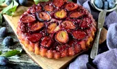 Plăcintă țărănească cu prune, cu aluat fraged și umplutură aromată. Rețeta simplă, ca la bunica