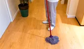 De ce rămâne podeaua lipicioasă după ce dai cu mopul? Greșeala pe care mulți o fac