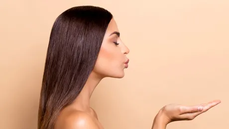 Doar 5 minute pe zi pentru un scalp sănătos, un păr mai lung și un ten mai ferm? Da, se poate!