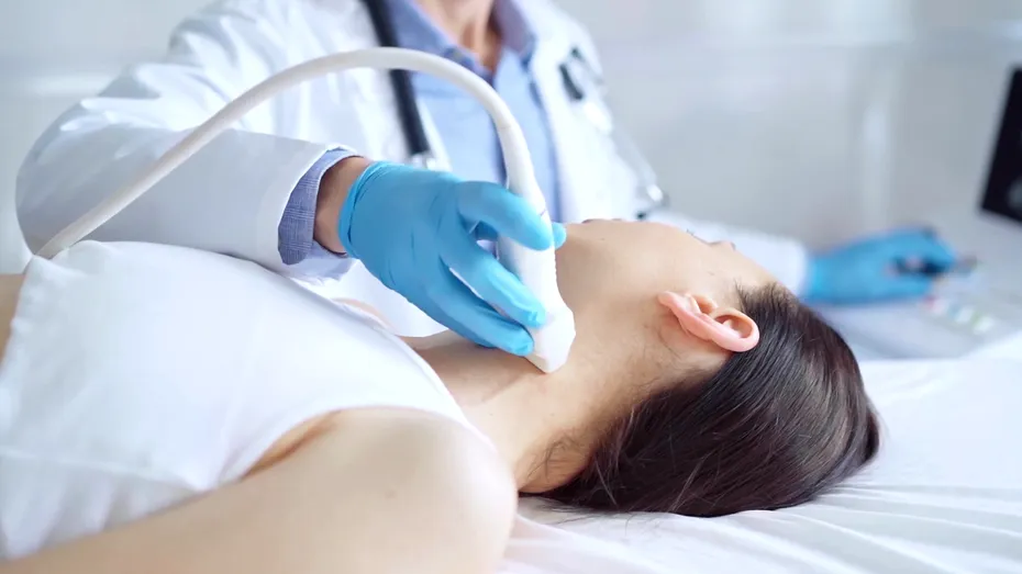 Un semn la nivelul gâtului poate ascunde mai mult decât o problemă cu tiroida. Ce avertizează medicii