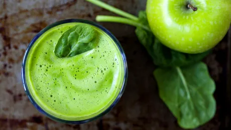 Te simți balonată, obosită sau cu pielea ternă? Încearcă acest suc verde anti-inflamator, corpul îți va mulțumi!