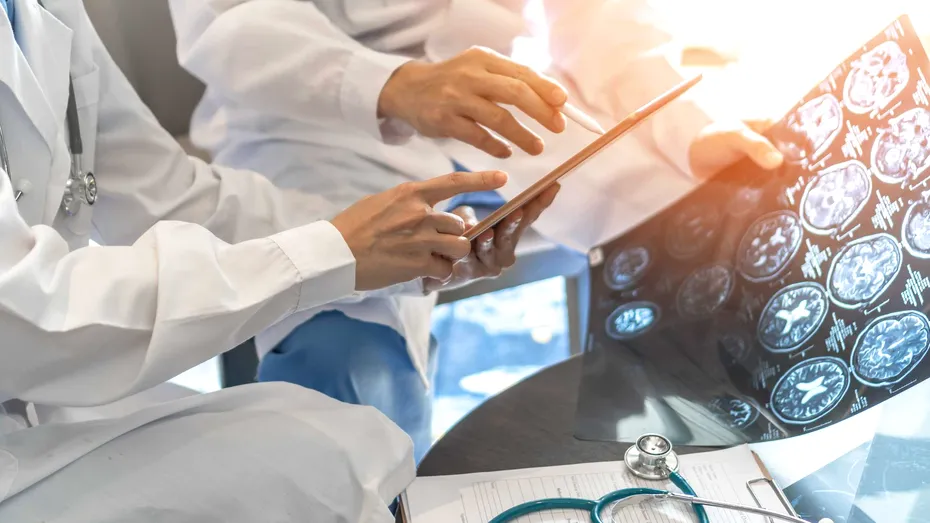 Ce tratamente sunt recomandate în cazul unui accident vascular cerebral ischemic?