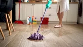 Greșelile de curățare a podelei care provoacă mucegai – cum să le eviți