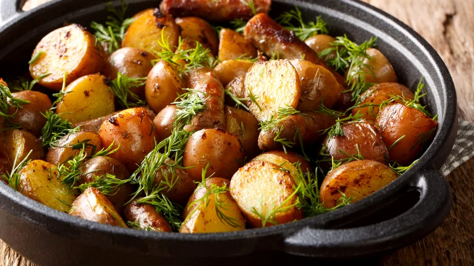 Secretul celor mai buni cartofi noi la tigaie. Cât se lasă pe foc și care este ingredientul secret