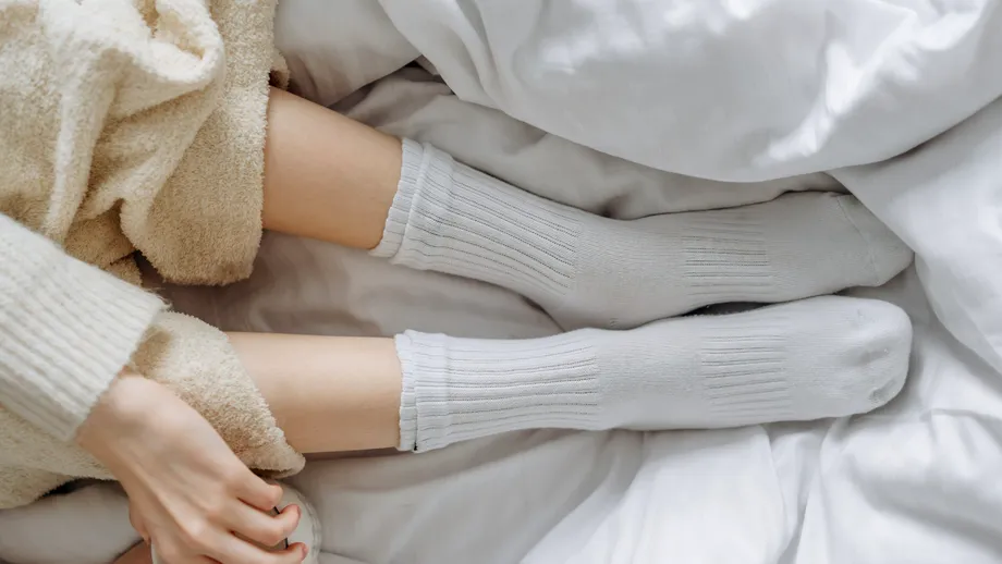 Dormi cu șosete în picioare? Iată ce probleme poți întâmpina!