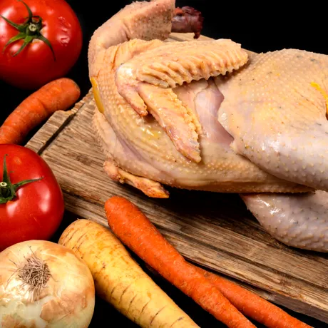 Trucurile care te ajută să fierbi mai repede găina de țară. Cum obții carne fragedă?