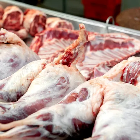 Carnea de miel de Paște: cât costă, de ce s-a scumpit și cum își adaptează românii cumpărăturile