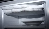 Ai gheață în frigider? De ce se formează și cum scapi rapid de ea