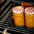 Unde se ține zacusca: în frigider sau la temperatura camerei? Mulți români procedează greșit