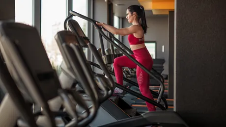 Mersul pe jos sau antrenamentul la sală? Impactul pe care îl au asupra sănătății și corpului