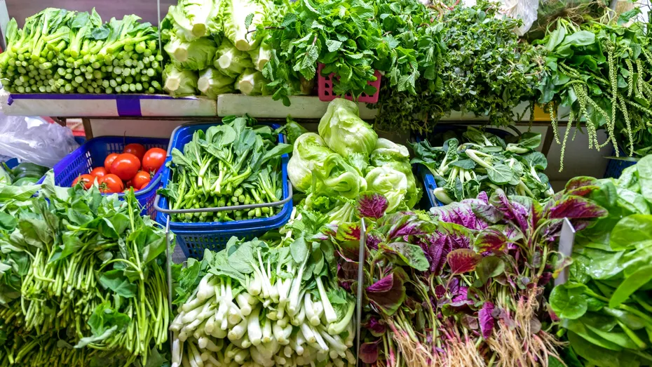 Piața Obor, „trufandaua” Europei. O jurnalistă străină laudă verdețurile de sezon din România: „Noi nu mai avem salată verde în Anglia”