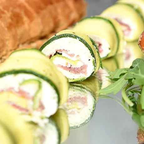 Rulouri de dovlecei cu Șuncă Praga Matache Măcelaru’ și brânză de capră