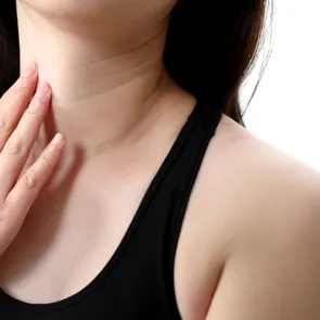 Ridurile de pe gât îți dau bătăi de cap? Iată cum să scapi de ele