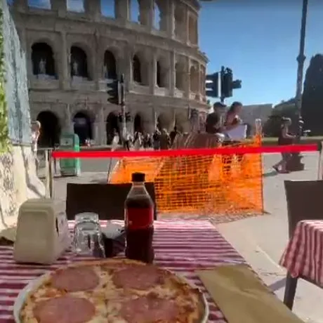 Cât costă o pizza lângă Colosseumul din Roma. Un turist român a rămas uimit când a văzut meniul restaurantului