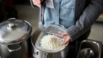 Secretul orezului pufos, ca la restaurant. Metoda clasică pe care puțini o mai folosesc