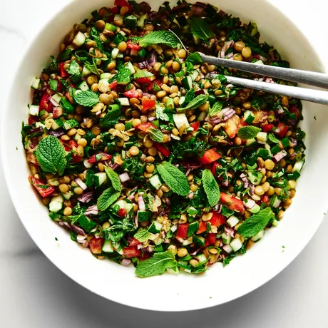 Tabouleh cu linte: cea mai ușoară și mai hrănitoare salată pe care o poți face în această primăvară